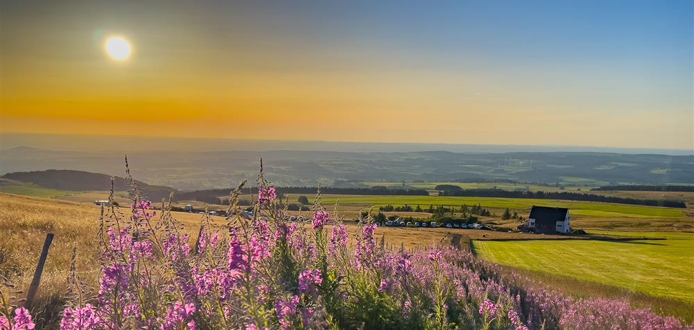 Montée vers le Sommet de la Banne d'Ordanche pour le Coucher du Soleil