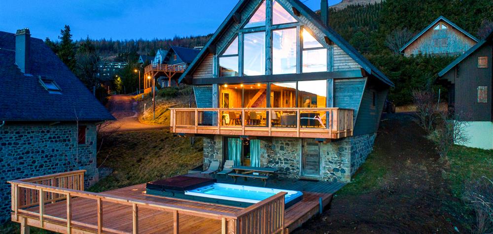 Chalet Cascade avec Spa de Nage a Super Besse